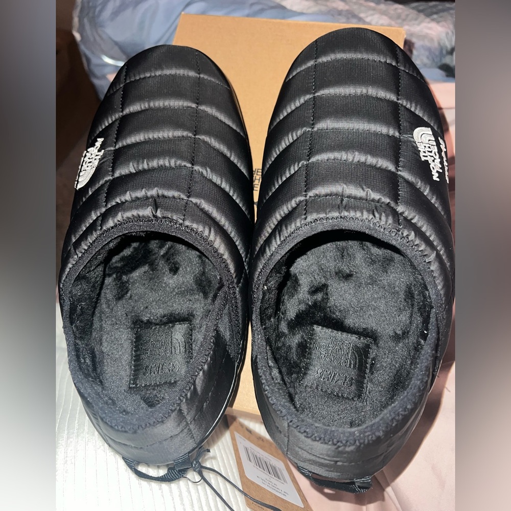 The Northface x Skims
THERMOBALL TRACTION MULES V